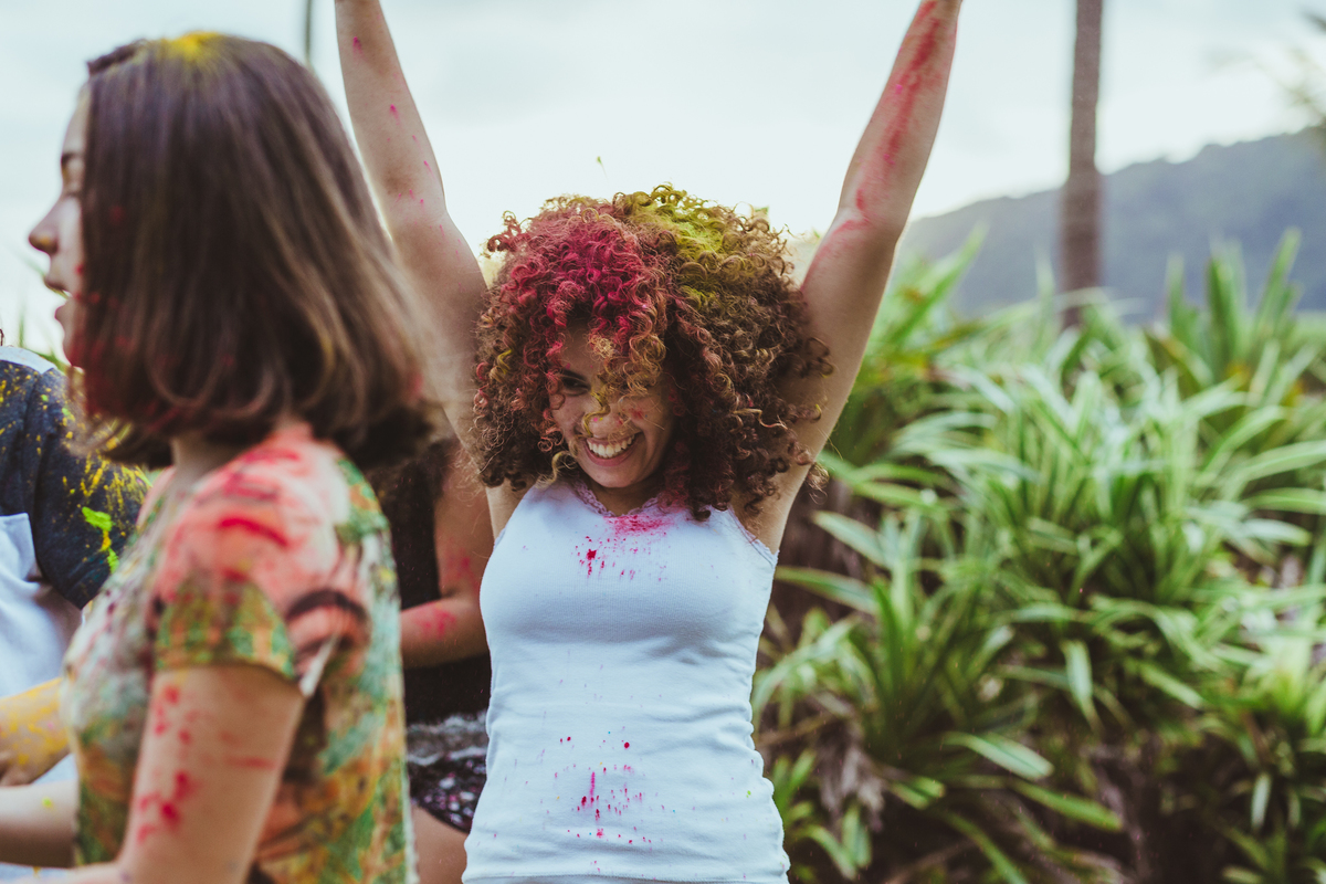 ensaio fotografico book debutante 15 anos na praia do Guaiuba com amigas e brincadeira com tintas | inspiracao ideias criatividade poses modelo | fotografo em Guaruja Ton Prans Fotografia