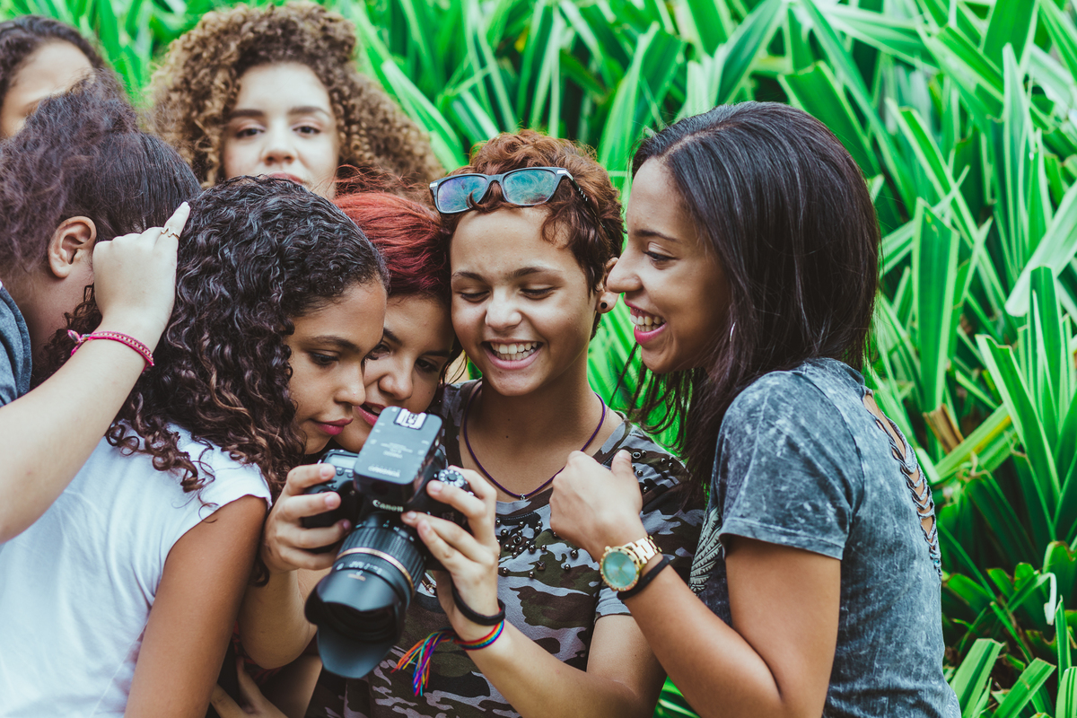 ensaio fotografico book debutante 15 anos na praia do Guaiuba com amigas e brincadeira com tintas | inspiracao ideias criatividade poses modelo | fotografo em Guaruja Ton Prans Fotografia