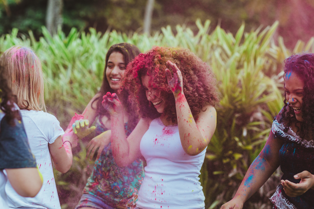 ensaio fotografico book debutante 15 anos na praia do Guaiuba com amigas e brincadeira com tintas | inspiracao ideias criatividade poses modelo | fotografo em Guaruja Ton Prans Fotografia