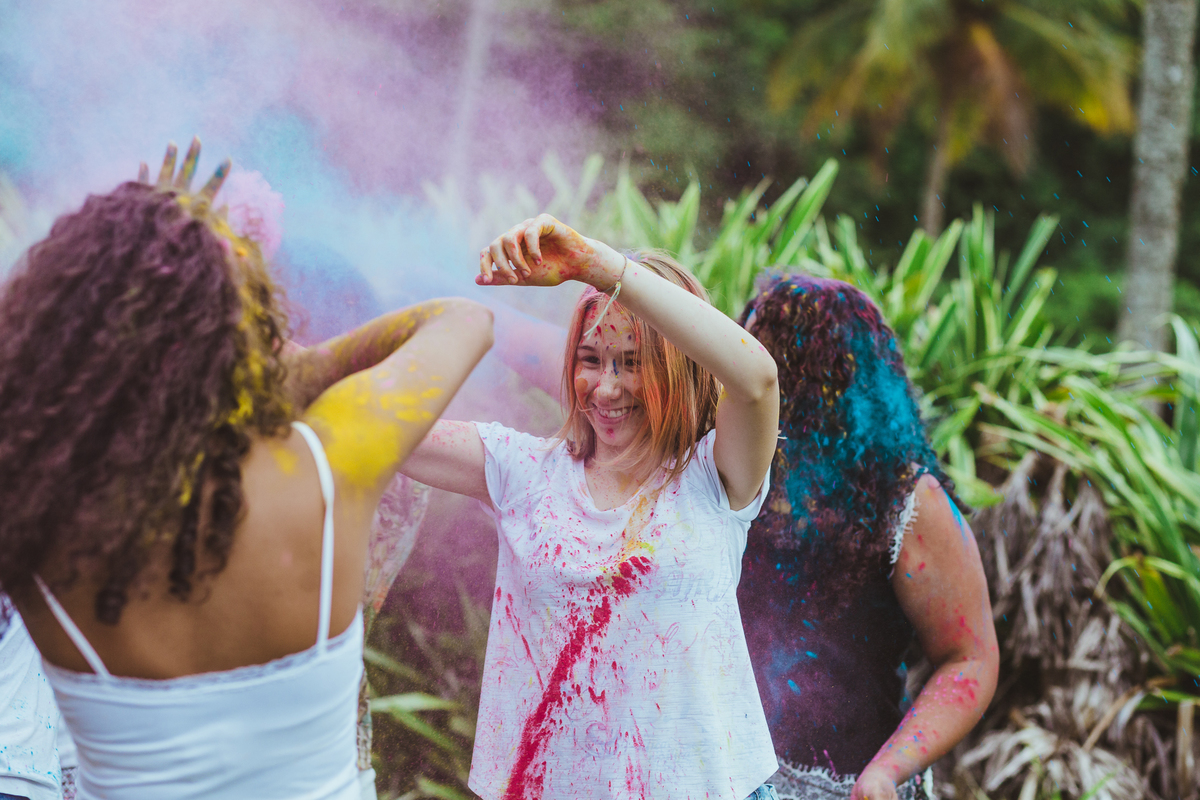ensaio fotografico book debutante 15 anos na praia do Guaiuba com amigas e brincadeira com tintas | inspiracao ideias criatividade poses modelo | fotografo em Guaruja Ton Prans Fotografia