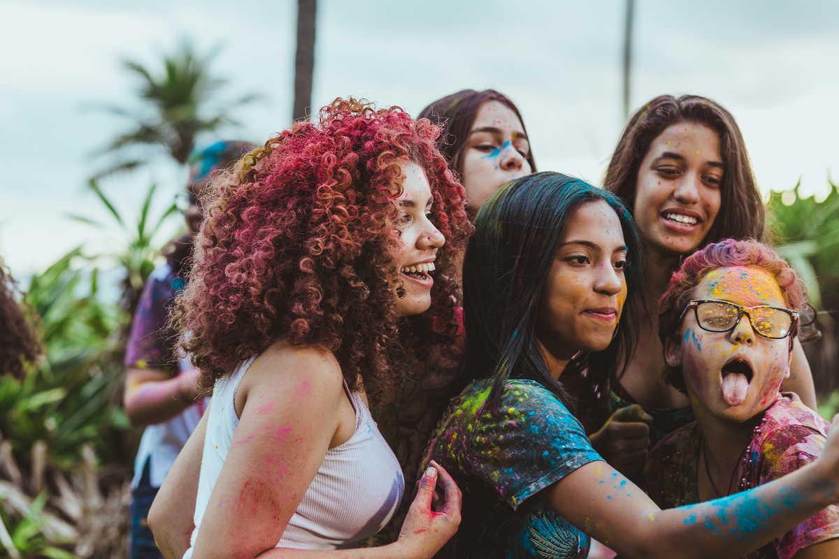 ensaio fotografico book debutante 15 anos na praia do Guaiuba com amigas e brincadeira com tintas | inspiracao ideias criatividade poses modelo | fotografo em Guaruja Ton Prans Fotografia