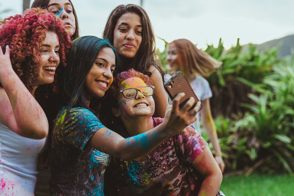 ensaio fotografico book debutante 15 anos na praia do Guaiuba com amigas e brincadeira com tintas | inspiracao ideias criatividade poses modelo | fotografo em Guaruja Ton Prans Fotografia