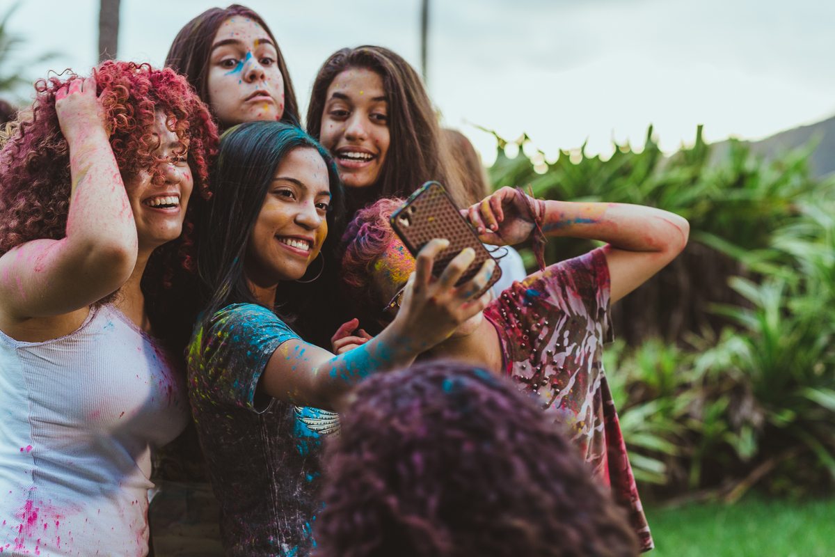 ensaio fotografico book debutante 15 anos na praia do Guaiuba com amigas e brincadeira com tintas | inspiracao ideias criatividade poses modelo | fotografo em Guaruja Ton Prans Fotografia