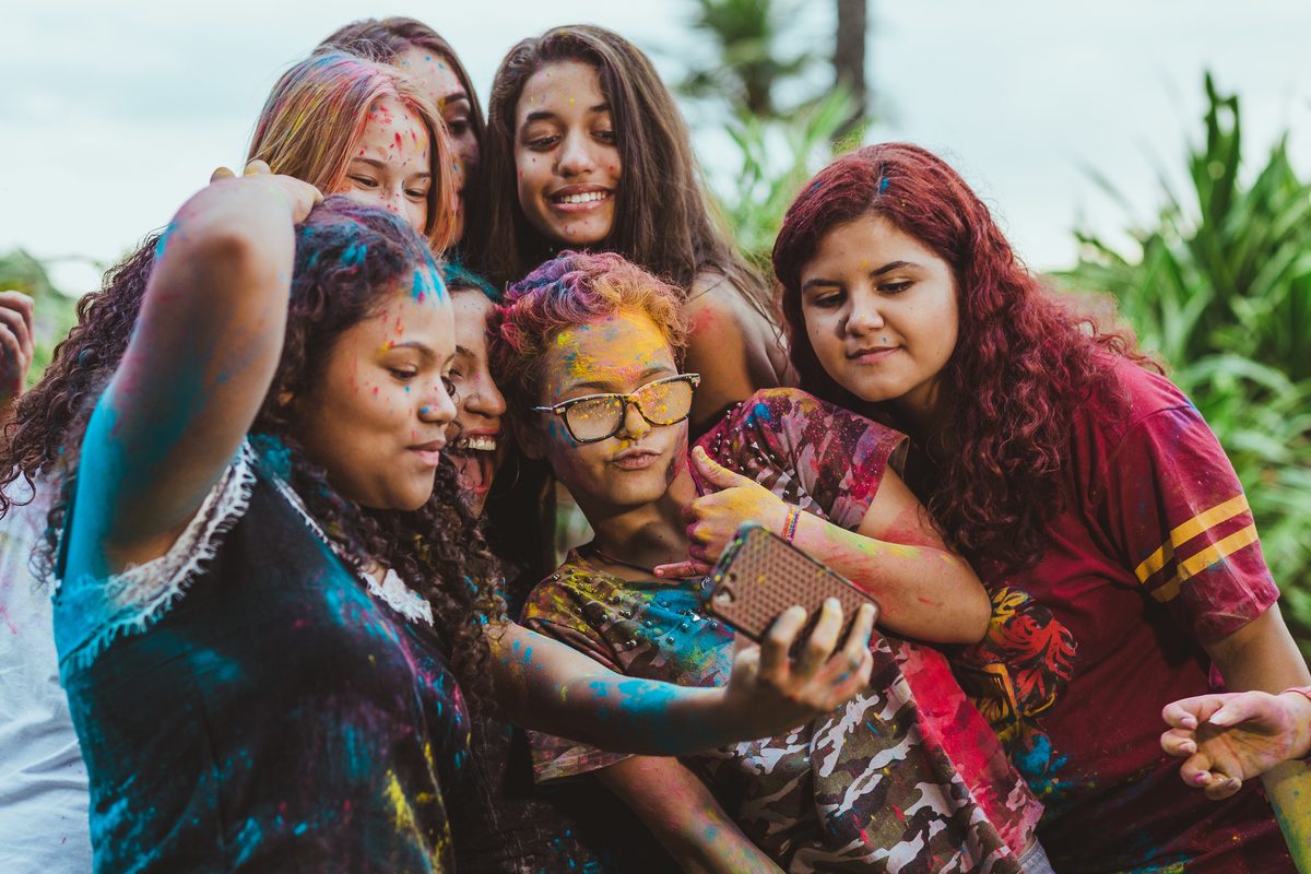 ensaio fotografico book debutante 15 anos na praia do Guaiuba com amigas e brincadeira com tintas | inspiracao ideias criatividade poses modelo | fotografo em Guaruja Ton Prans Fotografia
