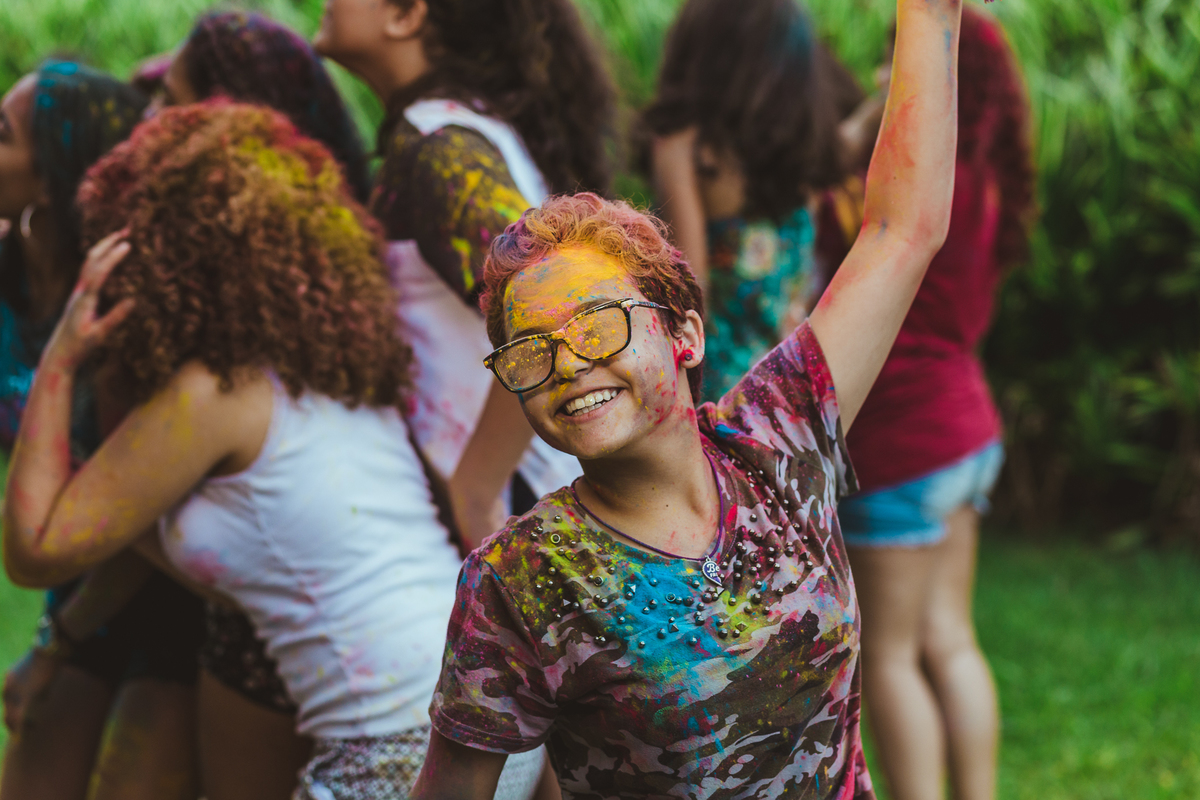 ensaio fotografico book debutante 15 anos na praia do Guaiuba com amigas e brincadeira com tintas | inspiracao ideias criatividade poses modelo | fotografo em Guaruja Ton Prans Fotografia
