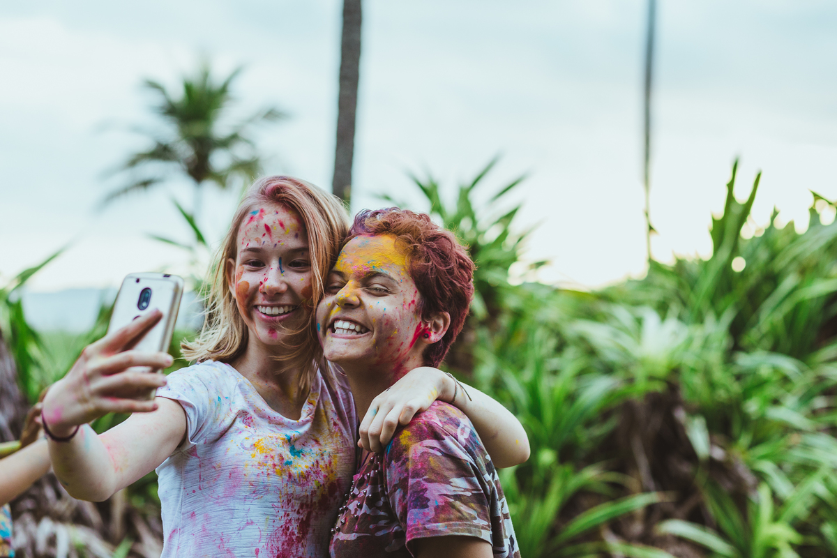 ensaio fotografico book debutante 15 anos na praia do Guaiuba com amigas e brincadeira com tintas | inspiracao ideias criatividade poses modelo | fotografo em Guaruja Ton Prans Fotografia