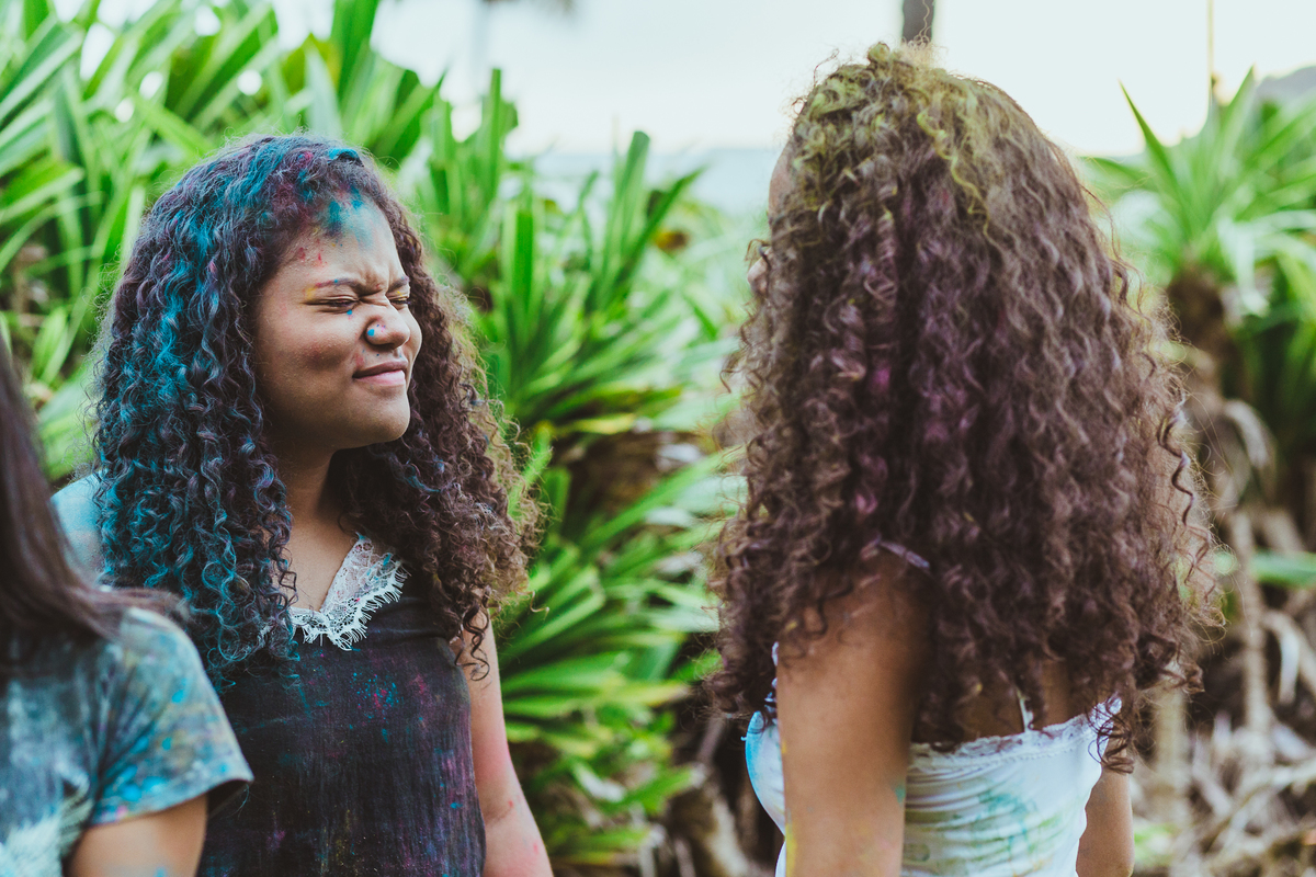 ensaio fotografico book debutante 15 anos na praia do Guaiuba com amigas e brincadeira com tintas | inspiracao ideias criatividade poses modelo | fotografo em Guaruja Ton Prans Fotografia