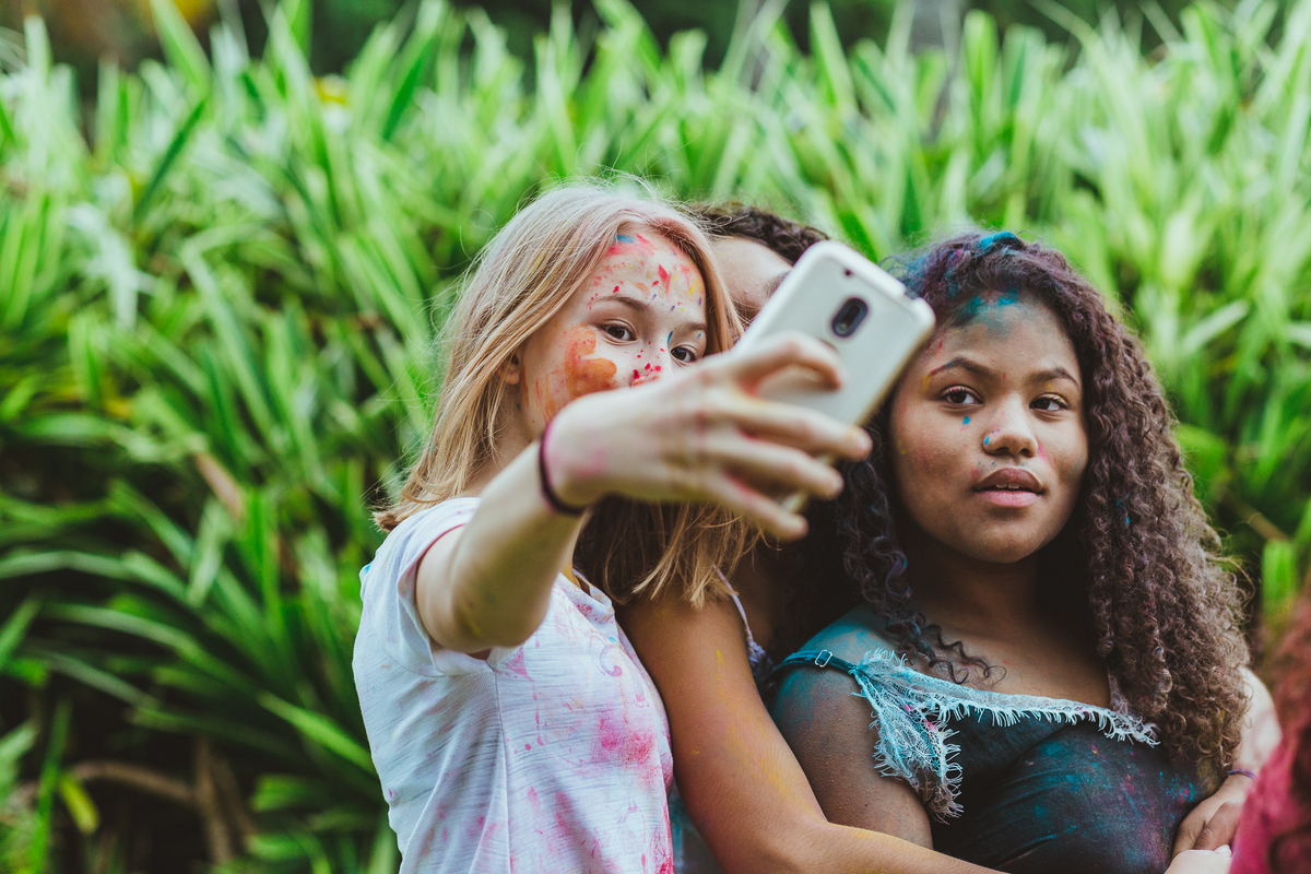 ensaio fotografico book debutante 15 anos na praia do Guaiuba com amigas e brincadeira com tintas | inspiracao ideias criatividade poses modelo | fotografo em Guaruja Ton Prans Fotografia