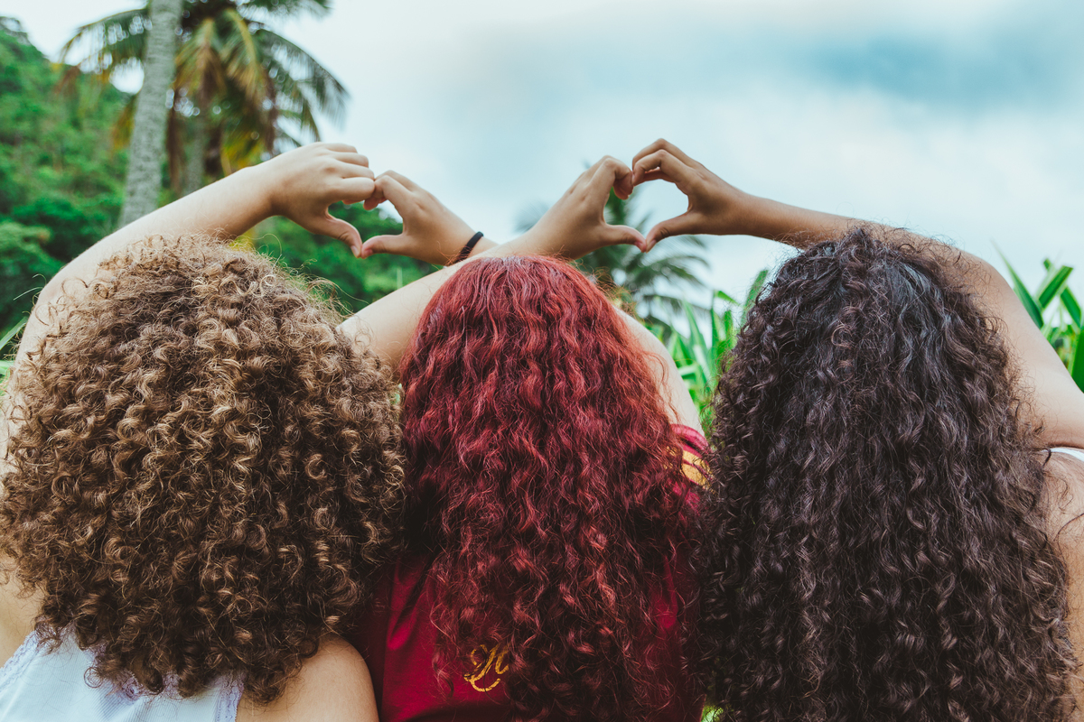 ensaio fotografico book debutante 15 anos na praia do Guaiuba com amigas e brincadeira com tintas | inspiracao ideias criatividade poses modelo | fotografo em Guaruja Ton Prans Fotografia