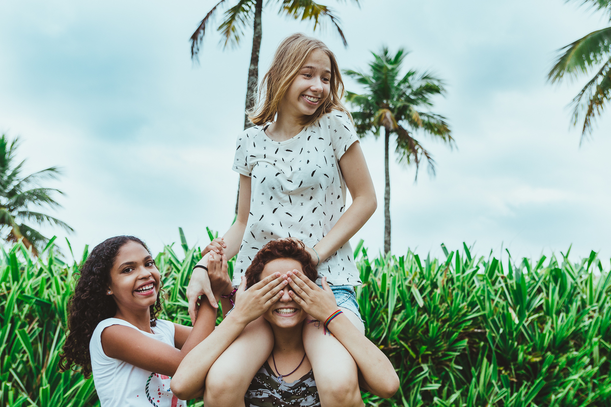 ensaio fotografico book debutante 15 anos na praia do Guaiuba com amigas e brincadeira com tintas | inspiracao ideias criatividade poses modelo | fotografo em Guaruja Ton Prans Fotografia
