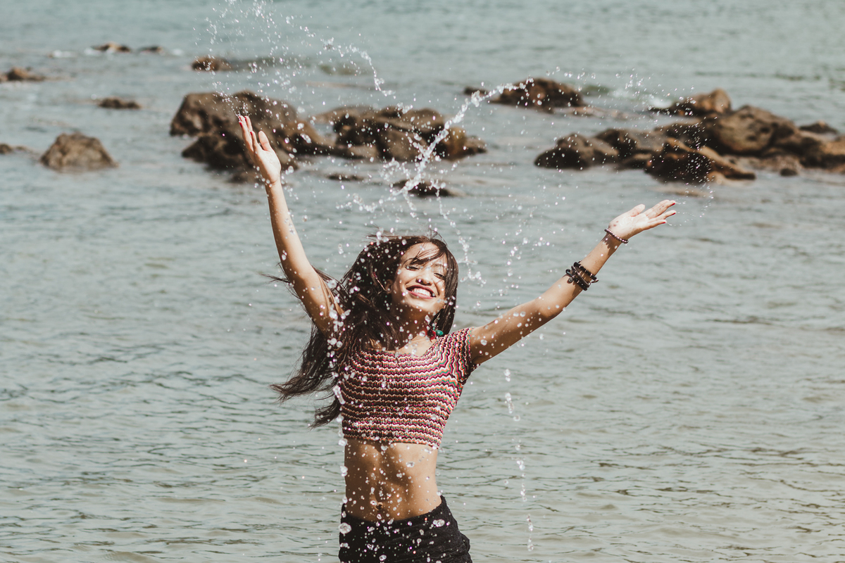 ensaio fotografico book 18 anos na Praia Conchas | inspiracao ideias criatividade poses modelo | fotografo em Guaruja Ton Prans Fotografia