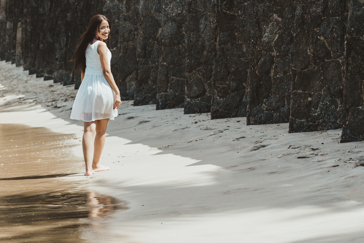 ensaio fotografico book 18 anos na Praia Conchas | inspiracao ideias criatividade poses modelo | fotografo em Guaruja Ton Prans Fotografia