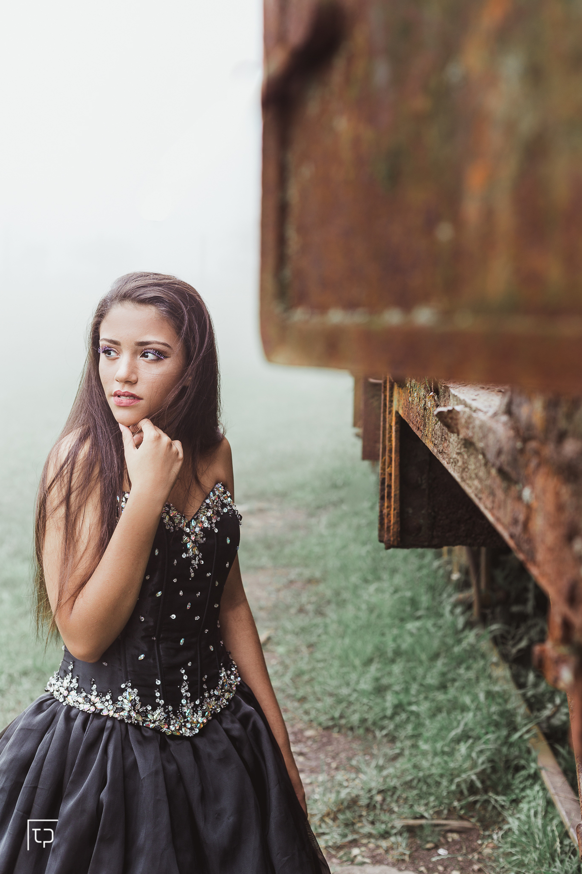 ensaio fotografico book debutante 15 anos Paranapiacaba em Santo Andre | inspiracao ideias criatividade poses modelo neblina trem trilho | fotografo em Guaruja Ton Prans Fotografia