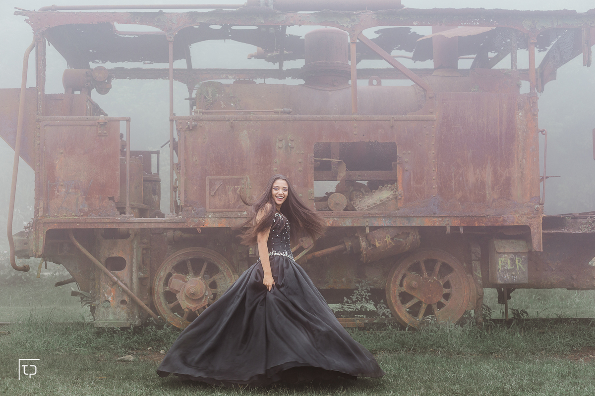 ensaio fotografico book debutante 15 anos Paranapiacaba em Santo Andre | inspiracao ideias criatividade poses modelo neblina trem trilho | fotografo em Guaruja Ton Prans Fotografia