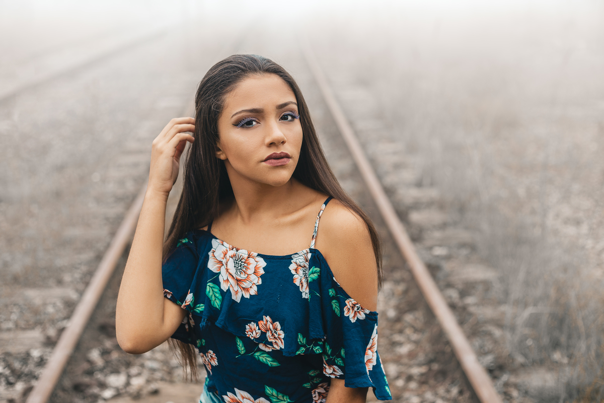 ensaio fotografico book debutante 15 anos Paranapiacaba em Santo Andre | inspiracao ideias criatividade poses modelo neblina trem trilho | fotografo em Guaruja Ton Prans Fotografia