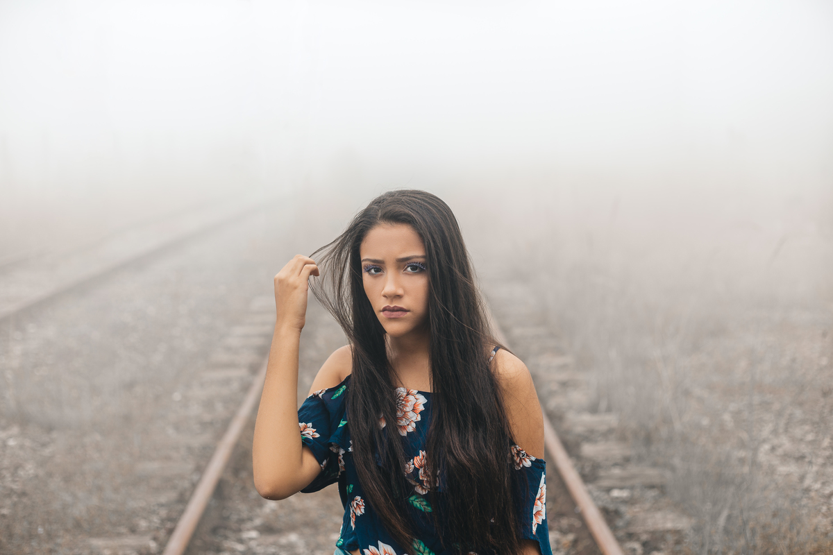 ensaio fotografico book debutante 15 anos Paranapiacaba em Santo Andre | inspiracao ideias criatividade poses modelo neblina trem trilho | fotografo em Guaruja Ton Prans Fotografia