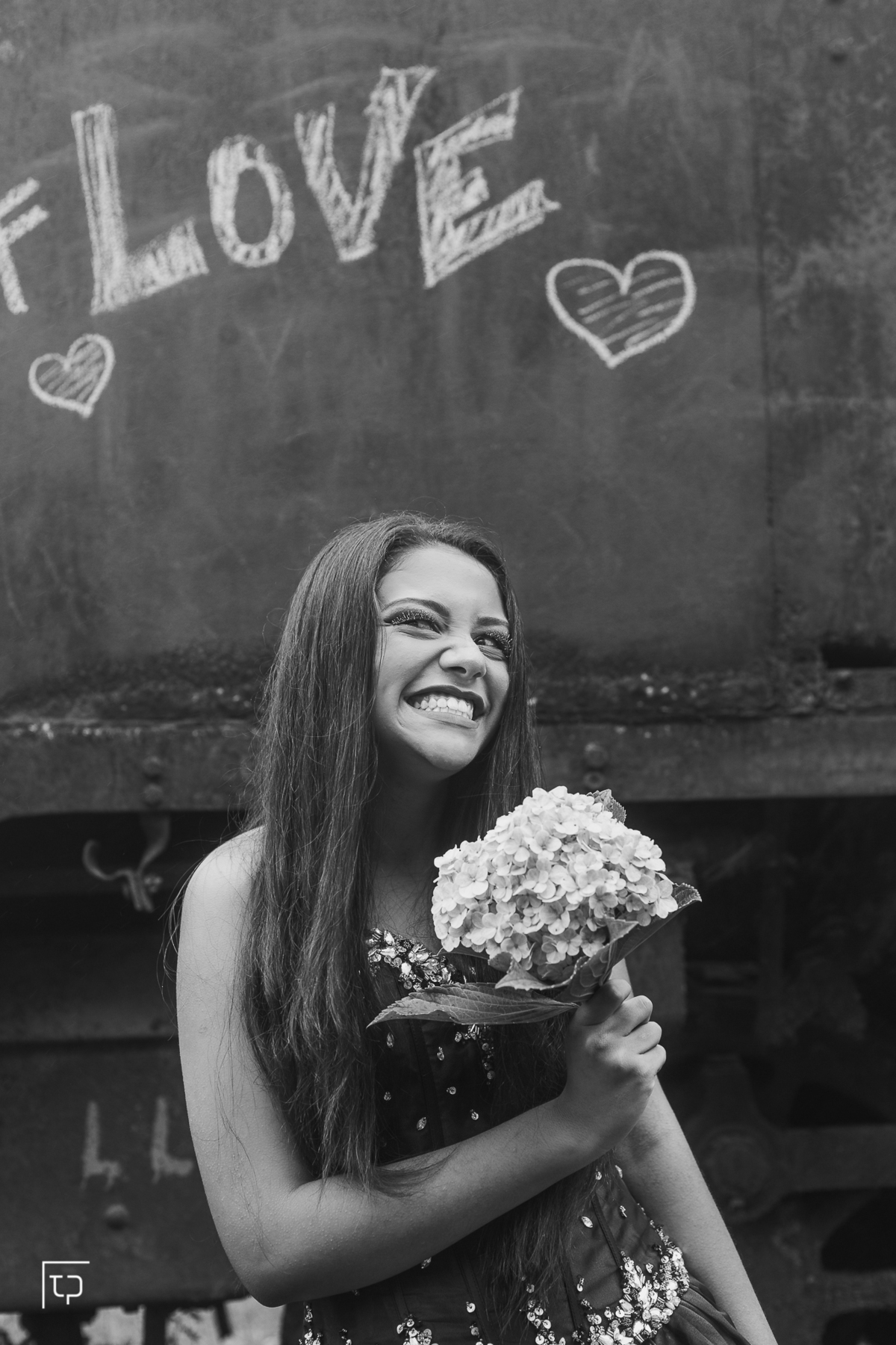 ensaio fotografico book debutante 15 anos Paranapiacaba em Santo Andre | inspiracao ideias criatividade poses modelo neblina trem trilho | fotografo em Guaruja Ton Prans Fotografia