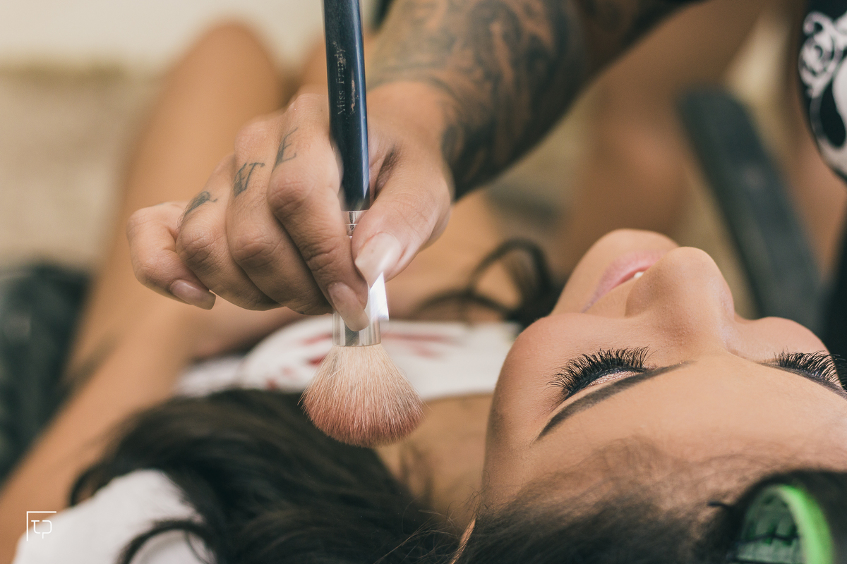 making of debutante 15 anos Ateliê Cíntia Sierpinski e Dani Lino | maquiagem makeup make delineado batom | fotografo em Guaruja Ton Prans Fotografia