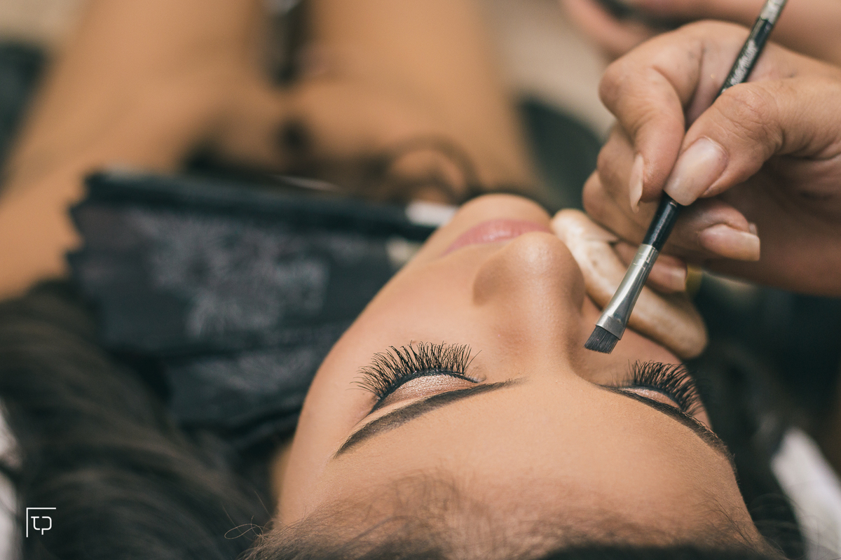 making of debutante 15 anos Ateliê Cíntia Sierpinski e Dani Lino | maquiagem makeup make delineado batom | fotografo em Guaruja Ton Prans Fotografia