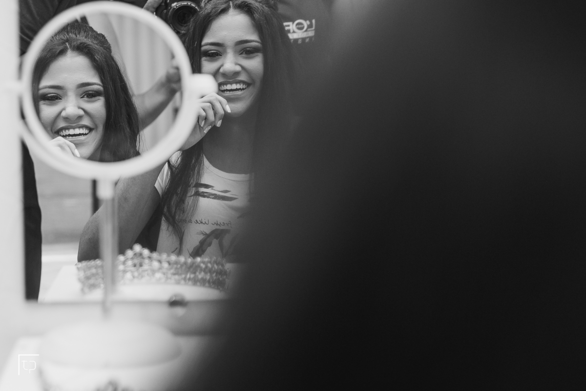 making of debutante 15 anos Ateliê Cíntia Sierpinski e Dani Lino | maquiagem makeup make delineado batom | fotografo em Guaruja Ton Prans Fotografia