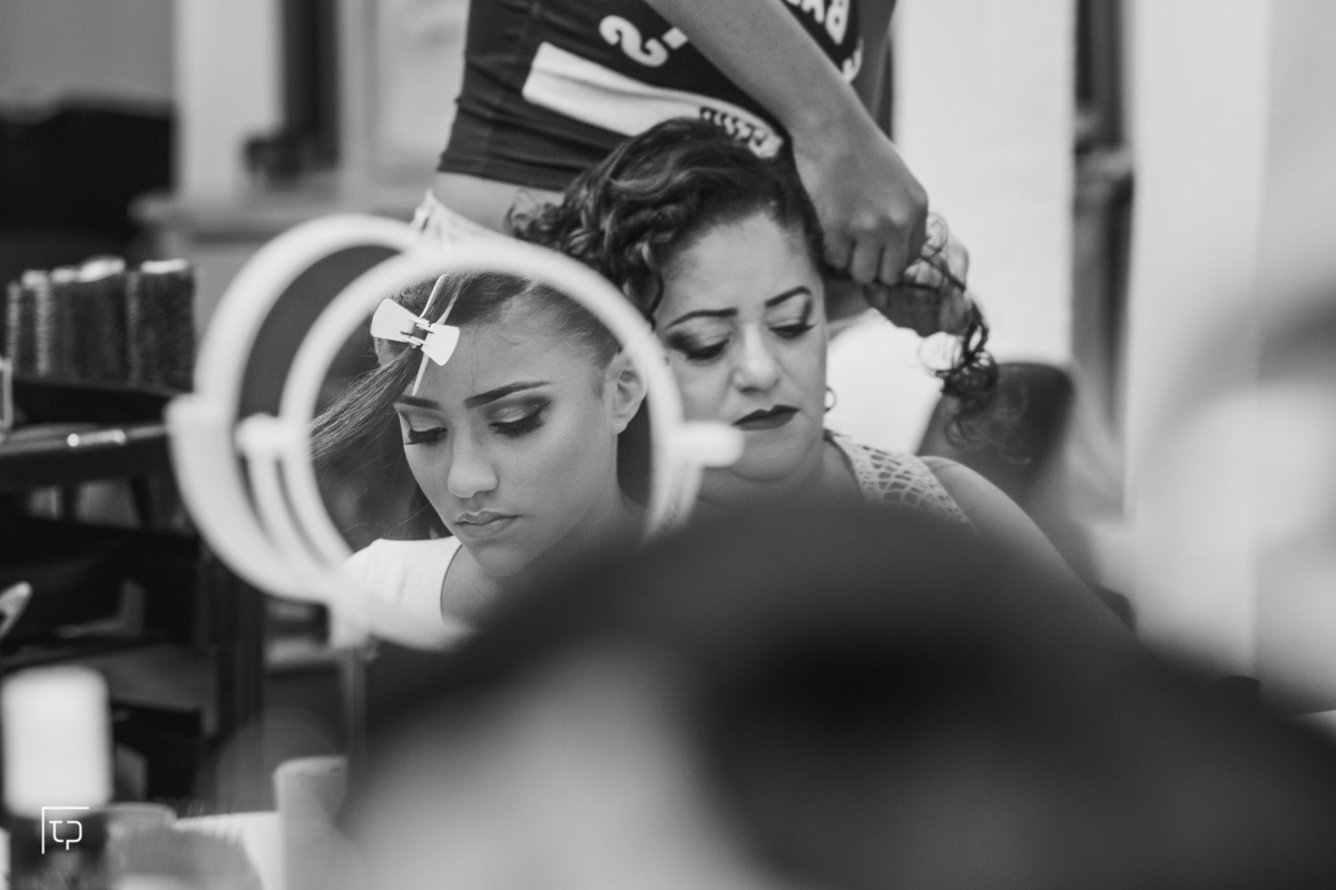 making of debutante 15 anos Ateliê Cíntia Sierpinski e Dani Lino | maquiagem makeup make delineado batom | fotografo em Guaruja Ton Prans Fotografia