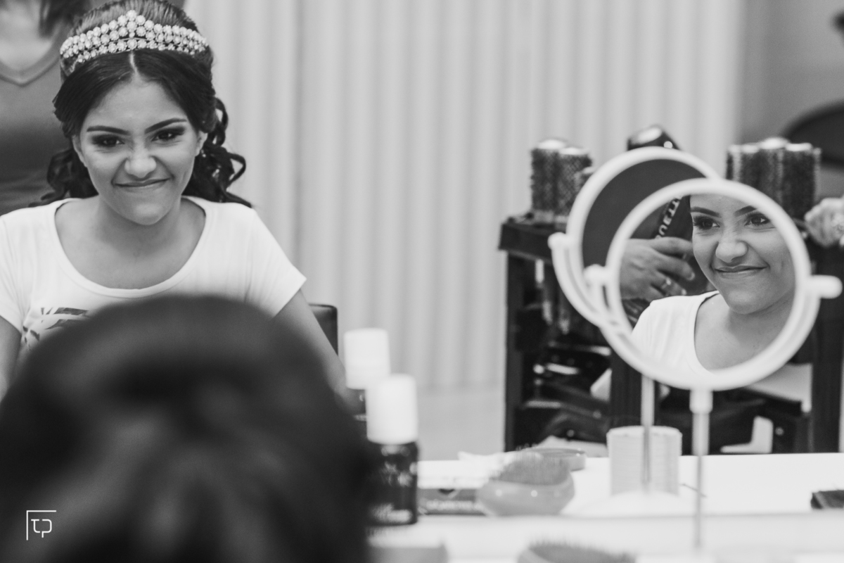 making of debutante 15 anos Ateliê Cíntia Sierpinski e Dani Lino | maquiagem makeup make delineado batom | fotografo em Guaruja Ton Prans Fotografia