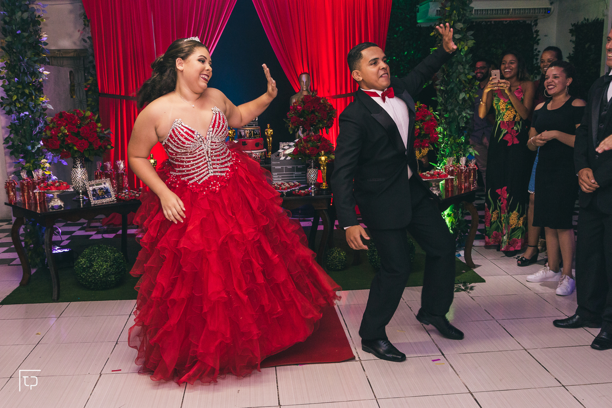 festa aniversario debutante 15 anos no Johnny Festas | sonho de princesa valsa cerimonia vestido inspiracao ideias criatividade decoracao | fotografo em Guaruja Ton Prans Fotografia