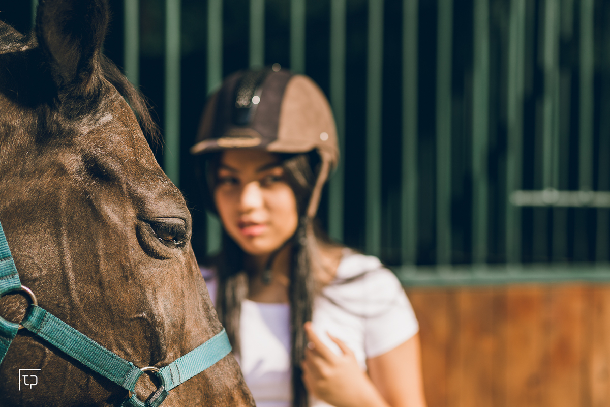 ensaio fotografico book debutante 15 anos no Centro Hipico Santista | cavalos estábulo montaria inspiracao ideias criatividade poses modelo | fotografo em Guaruja Ton Prans Fotografia