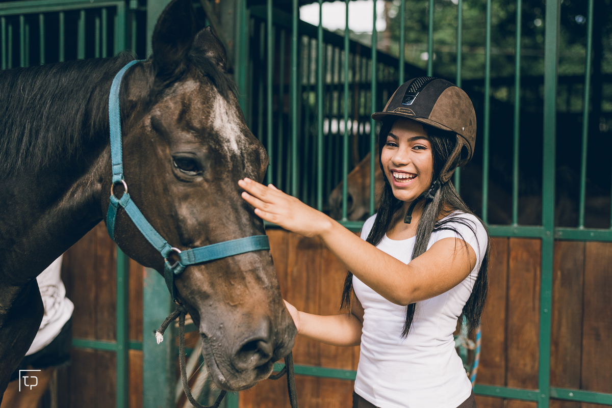 ensaio fotografico book debutante 15 anos no Centro Hipico Santista | cavalos estábulo montaria inspiracao ideias criatividade poses modelo | fotografo em Guaruja Ton Prans Fotografia