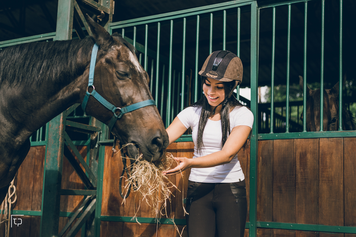 ensaio fotografico book debutante 15 anos no Centro Hipico Santista | cavalos estábulo montaria inspiracao ideias criatividade poses modelo | fotografo em Guaruja Ton Prans Fotografia