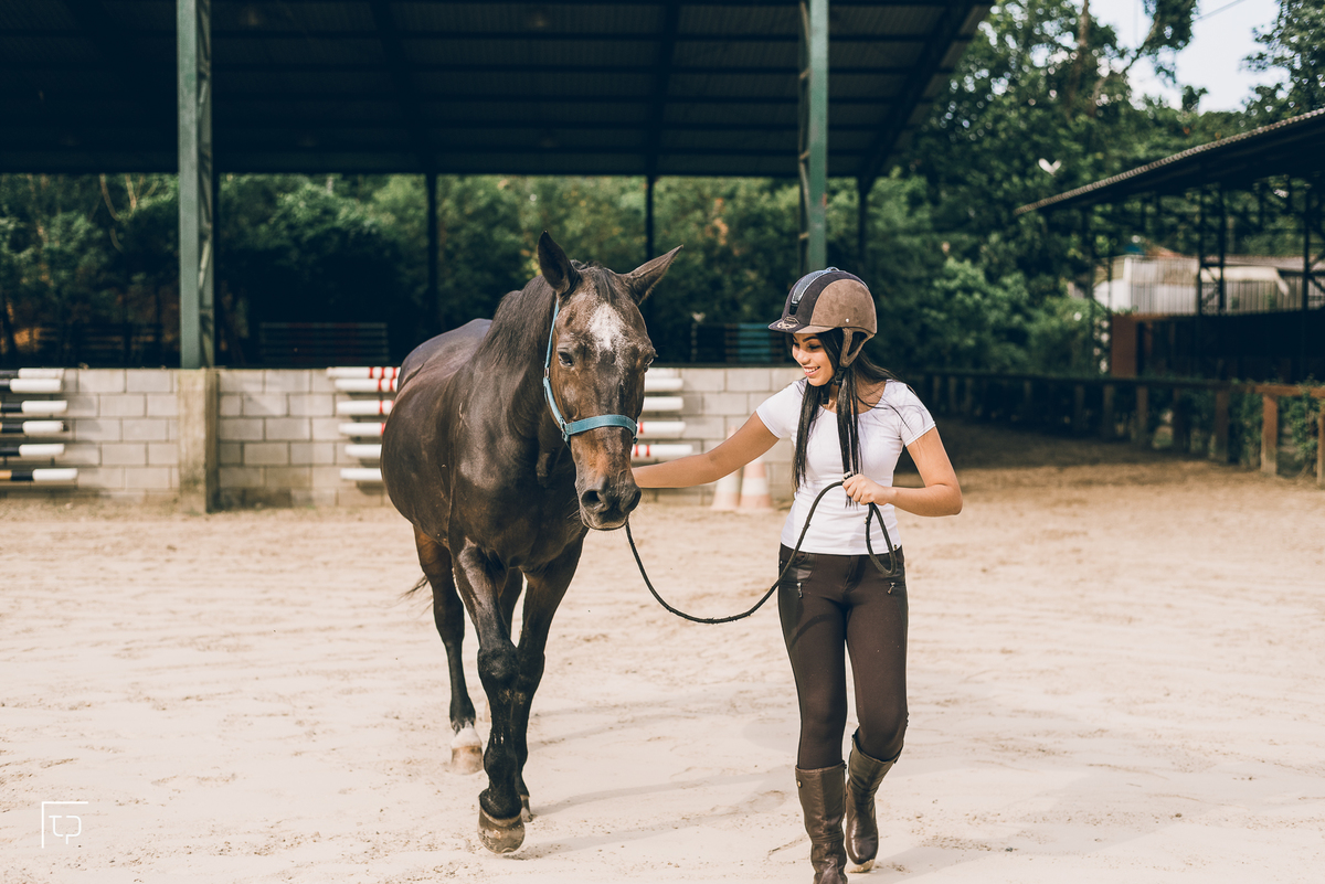 ensaio fotografico book debutante 15 anos no Centro Hipico Santista | cavalos estábulo montaria inspiracao ideias criatividade poses modelo | fotografo em Guaruja Ton Prans Fotografia