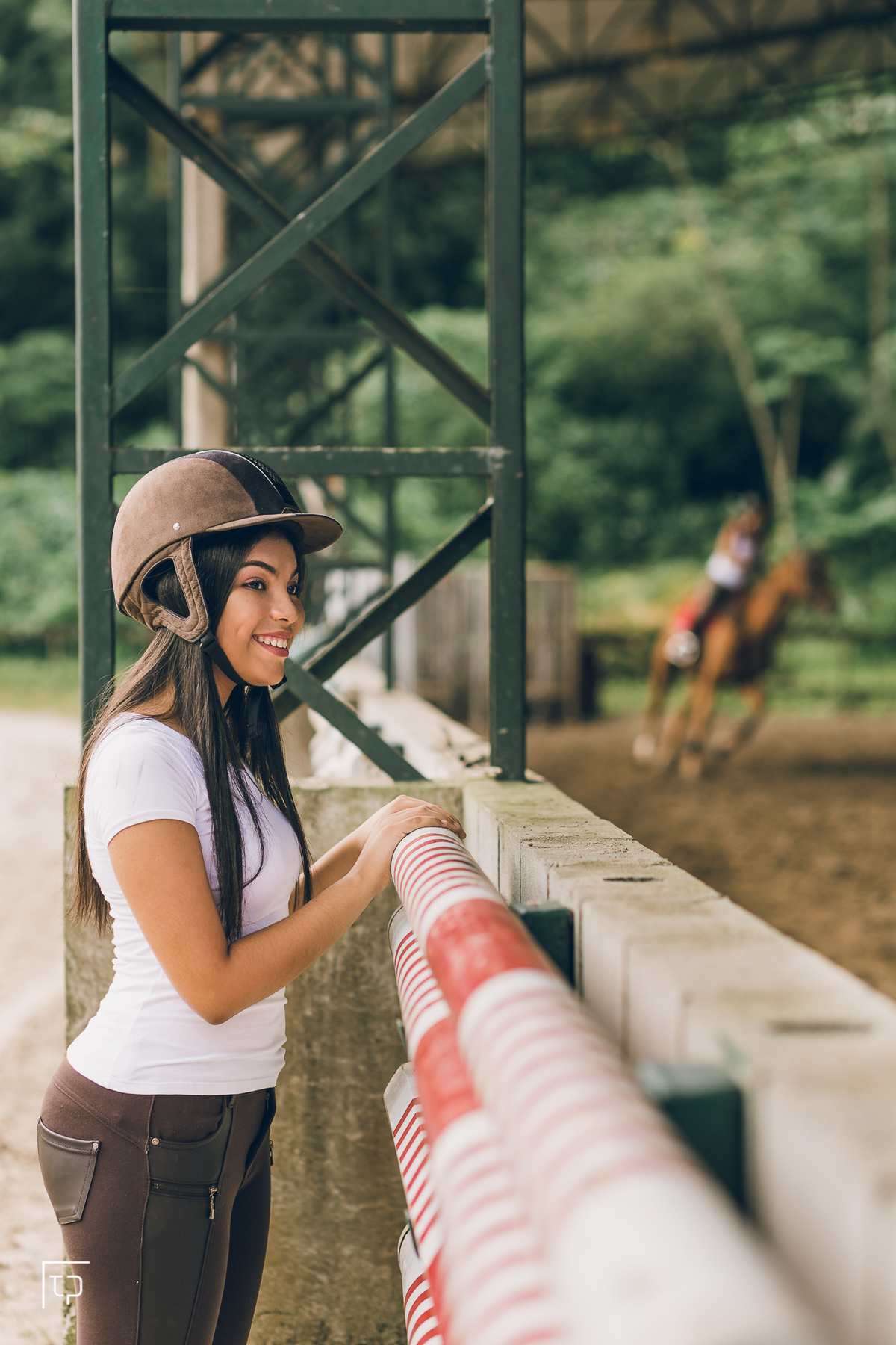 ensaio fotografico book debutante 15 anos no Centro Hipico Santista | cavalos estábulo montaria inspiracao ideias criatividade poses modelo | fotografo em Guaruja Ton Prans Fotografia