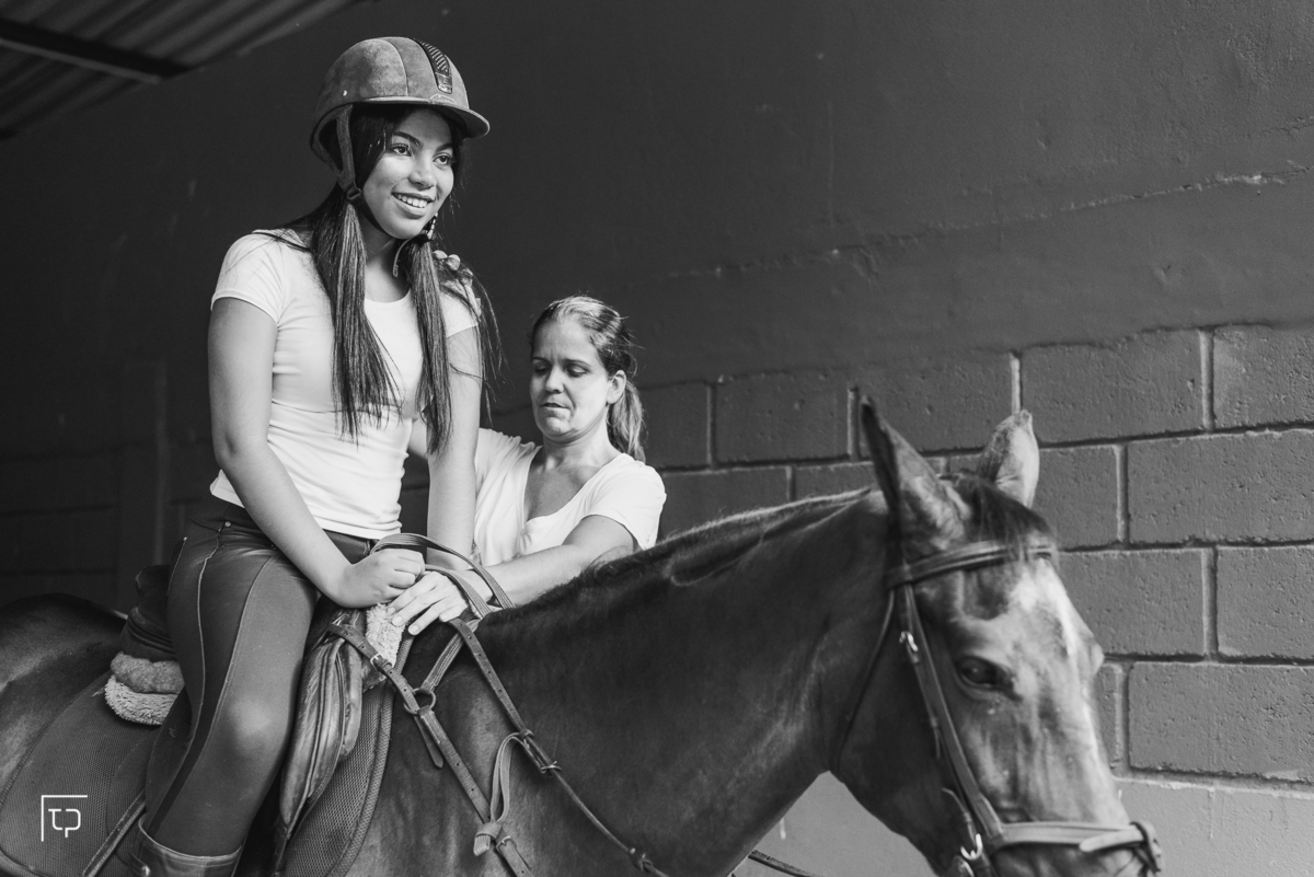 ensaio fotografico book debutante 15 anos no Centro Hipico Santista | cavalos estábulo montaria inspiracao ideias criatividade poses modelo | fotografo em Guaruja Ton Prans Fotografia