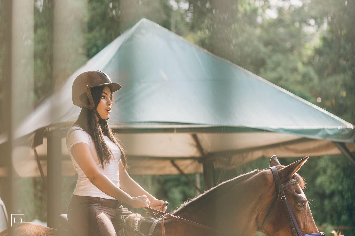 ensaio fotografico book debutante 15 anos no Centro Hipico Santista | cavalos estábulo montaria inspiracao ideias criatividade poses modelo | fotografo em Guaruja Ton Prans Fotografia
