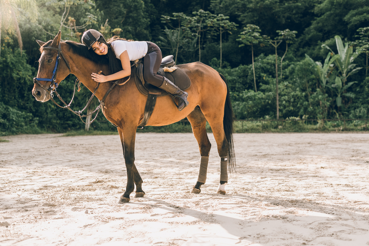 ensaio fotografico book debutante 15 anos no Centro Hipico Santista | cavalos estábulo montaria inspiracao ideias criatividade poses modelo | fotografo em Guaruja Ton Prans Fotografia