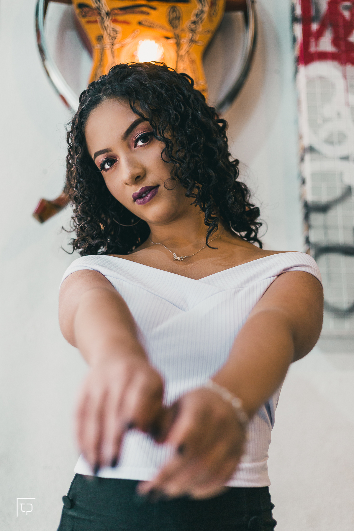 ensaio fotografico book debutante 15 anos beco do batman e avenida paulisa | grafite inspiracao ideias criatividade poses modelo | fotografo em Guaruja Ton Prans Fotografia