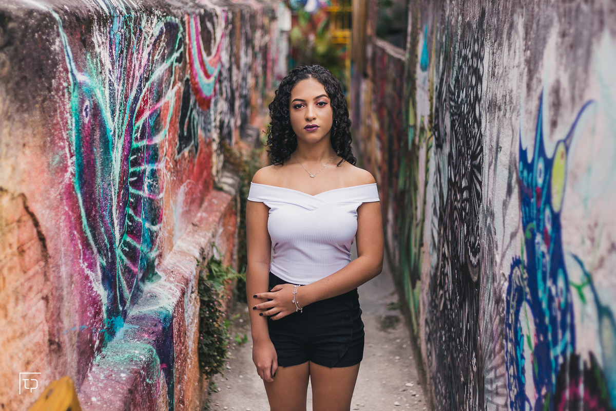 ensaio fotografico book debutante 15 anos beco do batman e avenida paulisa | grafite inspiracao ideias criatividade poses modelo | fotografo em Guaruja Ton Prans Fotografia