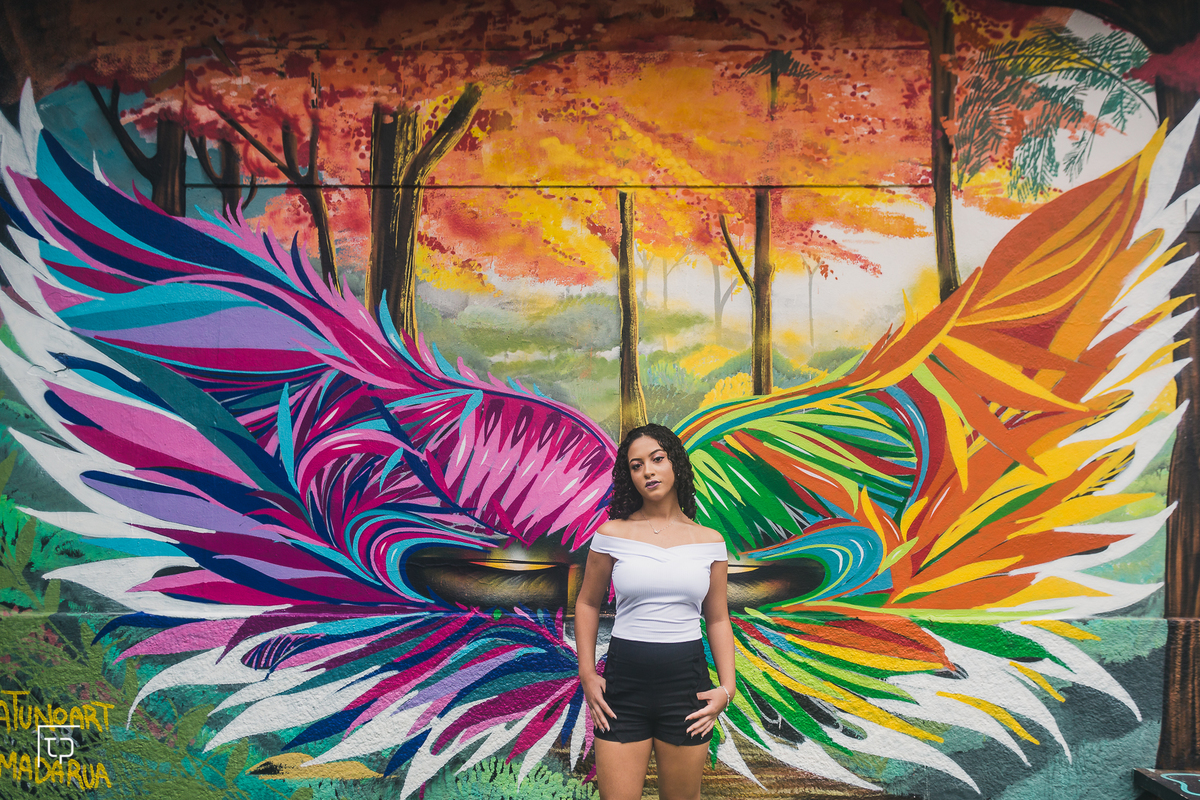 ensaio fotografico book debutante 15 anos beco do batman e avenida paulisa | grafite inspiracao ideias criatividade poses modelo | fotografo em Guaruja Ton Prans Fotografia