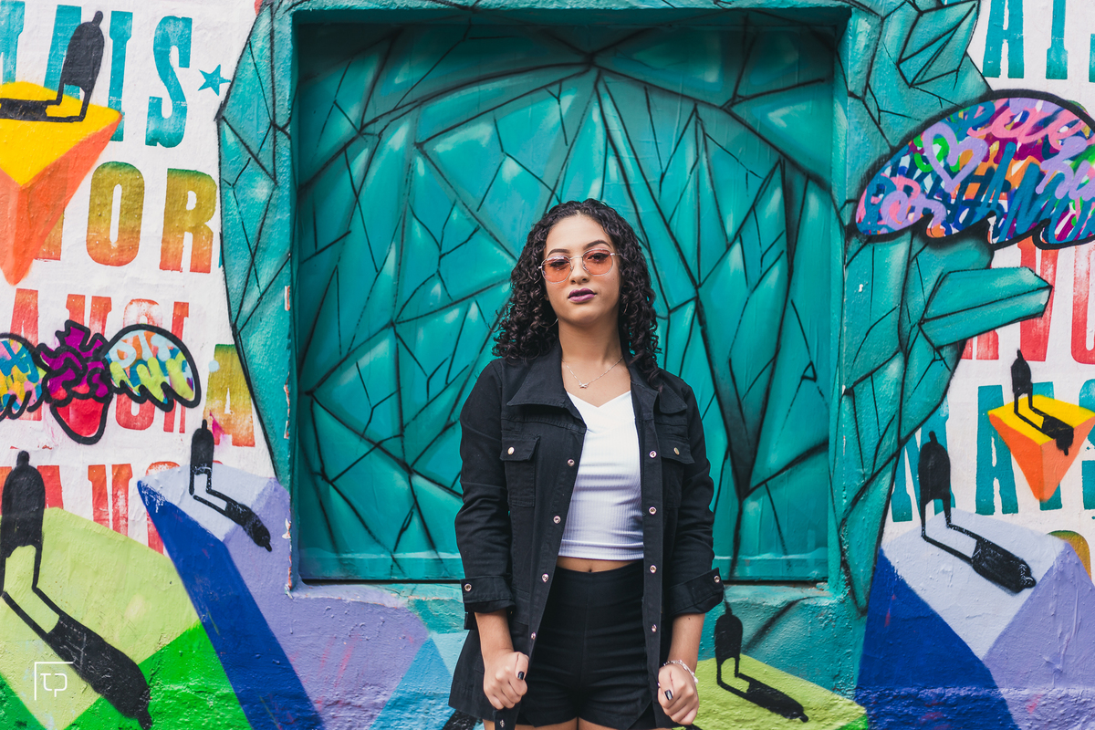 ensaio fotografico book debutante 15 anos beco do batman e avenida paulisa | grafite inspiracao ideias criatividade poses modelo | fotografo em Guaruja Ton Prans Fotografia