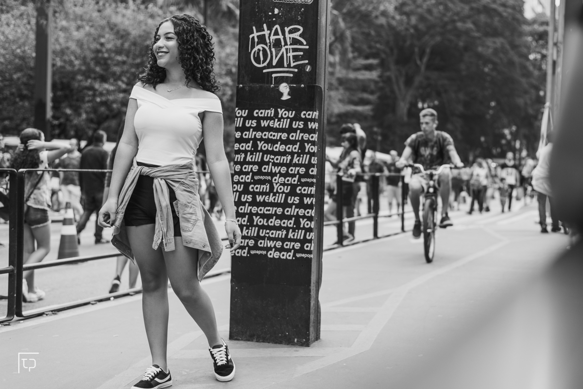 ensaio fotografico book debutante 15 anos beco do batman e avenida paulisa | inspiracao ideias criatividade poses modelo | fotografo em Guaruja Ton Prans Fotografia