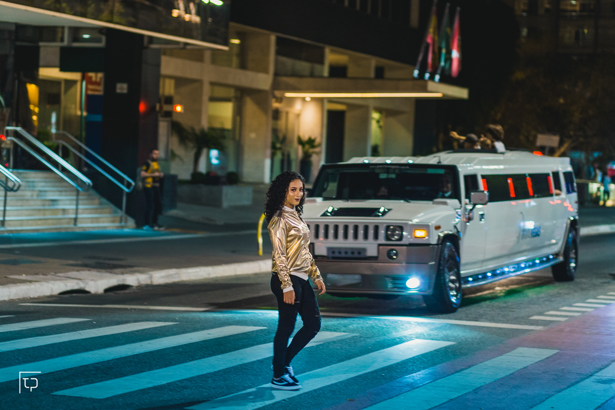 ensaio fotografico book debutante 15 anos beco do batman e avenida paulisa | inspiracao ideias criatividade poses modelo | fotografo em Guaruja Ton Prans Fotografia