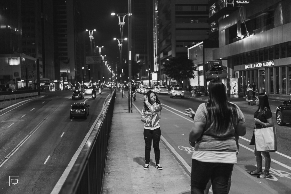 ensaio fotografico book debutante 15 anos beco do batman e avenida paulisa | inspiracao ideias criatividade poses modelo | fotografo em Guaruja Ton Prans Fotografia