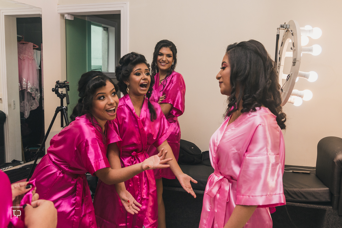 making of debutante 15 anos no Guarujá no Espaço Moure maquiadora Priscila Galvão | maquiagem makeup make delineado batom | fotografo em Guaruja Ton Prans Fotografia