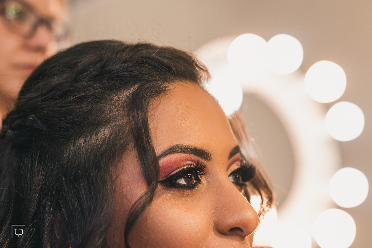 making of debutante 15 anos no Guarujá no Espaço Moure maquiadora Priscila Galvão | maquiagem makeup make delineado batom | fotografo em Guaruja Ton Prans Fotografia