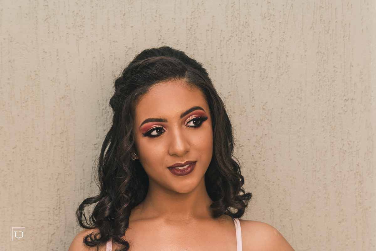 making of debutante 15 anos no Guarujá no Espaço Moure maquiadora Priscila Galvão | maquiagem makeup make delineado batom | fotografo em Guaruja Ton Prans Fotografia