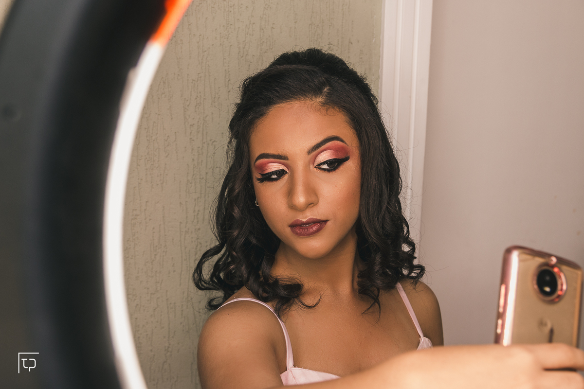 making of debutante 15 anos no Guarujá no Espaço Moure maquiadora Priscila Galvão | maquiagem makeup make delineado batom | fotografo em Guaruja Ton Prans Fotografia