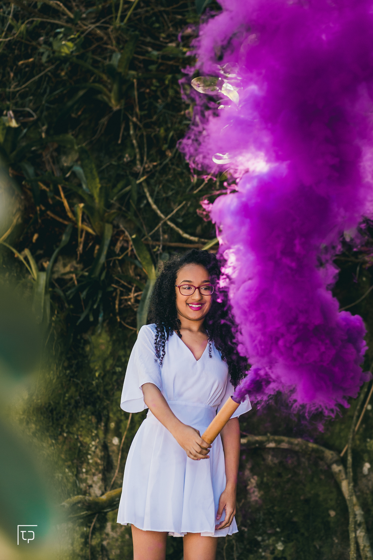 ensaio fotografico book debutante 15 anos na Praia das Conchas | inspiracao ideias criatividade poses modelo fumaca colorida | fotografo em Guaruja Ton Prans Fotografia