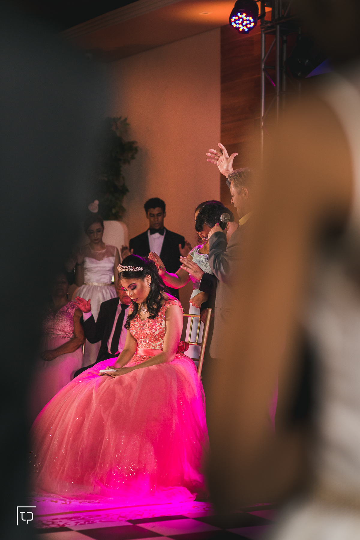 festa aniversario debutante 15 anos no Buffet Ateliê do Sabor | sonho de princesa valsa cerimonia vestido inspiracao ideias criatividade decoracao | fotografo em Guaruja Ton Prans Fotografia