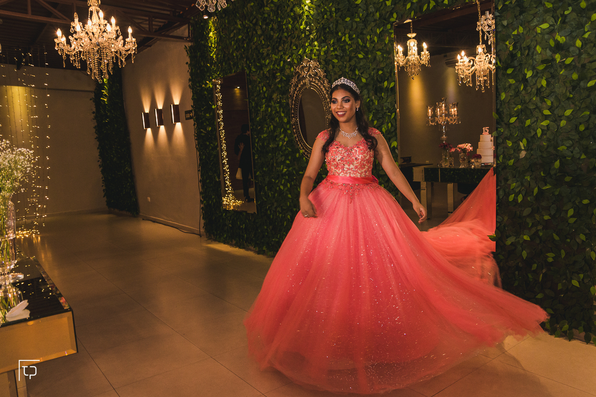 festa aniversario debutante 15 anos no Buffet Ateliê do Sabor | sonho de princesa valsa cerimonia vestido inspiracao ideias criatividade decoracao | fotografo em Guaruja Ton Prans Fotografia