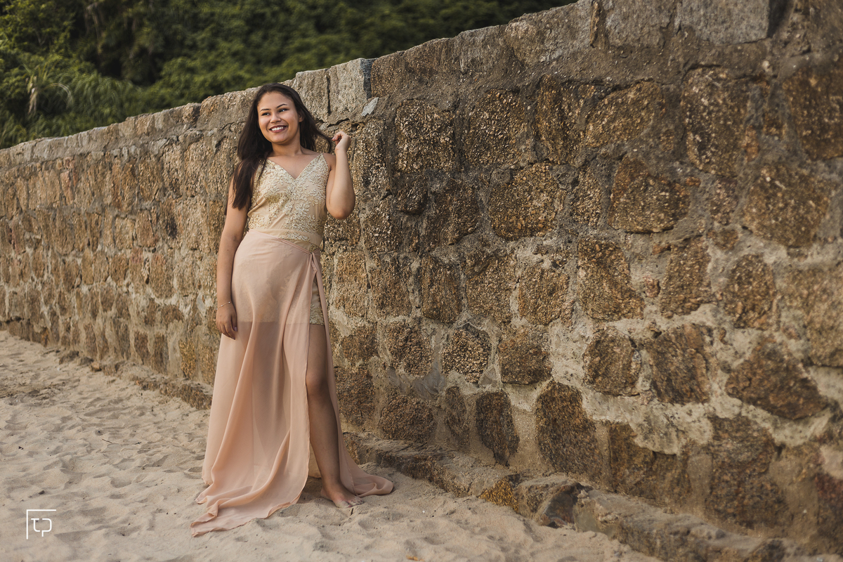 ensaio fotografico book debutante 15 anos na praia do guaiuba | inspiracao ideias criatividade poses modelo | fotografo em Guaruja Ton Prans Fotografia